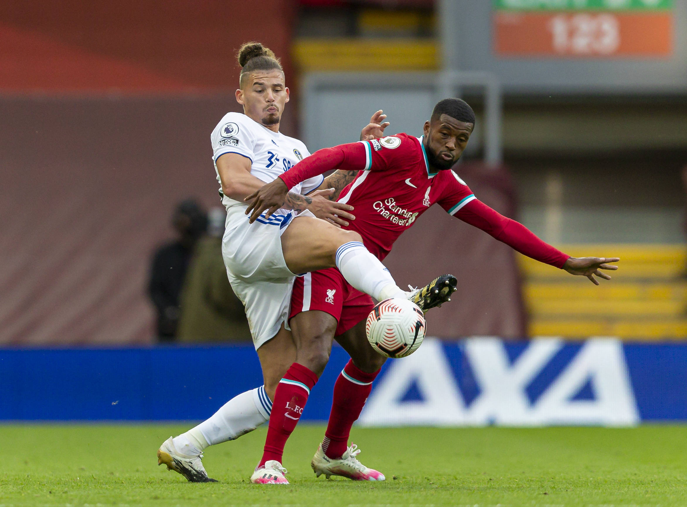 中超第21輪山東泰山2-2上海海港 段劉愚首開紀錄胡靖航傳射建功.